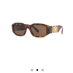 Versace tribute oval in Havana